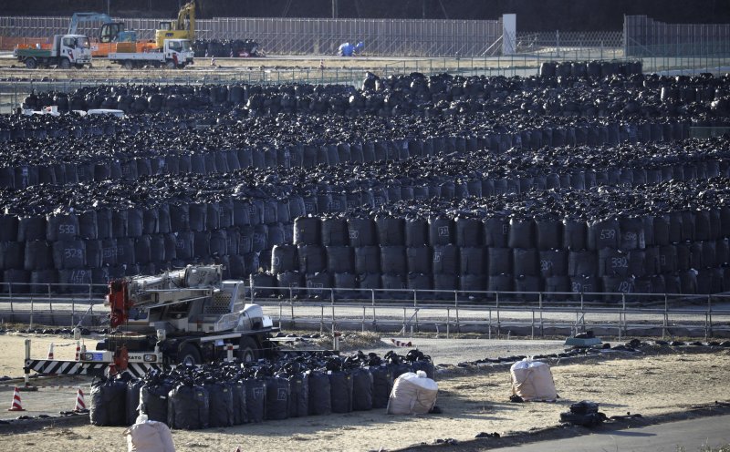 [후쿠시마=AP/뉴시스] 지난 2017년 3월11일 일본 후쿠시마현 미나미소마의 한 들판에 방사능 폐기물로 채워진 검은 쓰레기 봉투가 임시로 보관돼 있다. 2025.12.03. photo@newsis.com