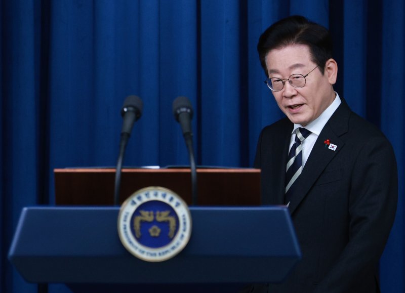 [서울=뉴시스] 고범준 기자 = 이재명 대통령이 3일 서울 용산 대통령실 청사에서 열린 '빛의 혁명 1주년, 대통령 대국민 특별성명' 발표를 위해 입장하고 있다. 2025.12.03. bjko@newsis.com