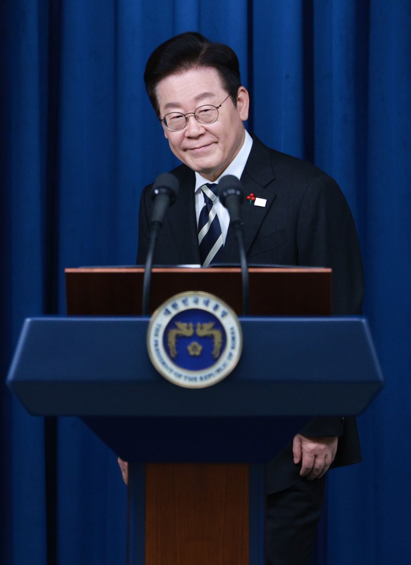 [서울=뉴시스] 고범준 기자 = 이재명 대통령이 3일 서울 용산 대통령실 청사에서 열린 '빛의 혁명 1주년, 대통령 대국민 특별성명' 발표를 위해 입장하고 있다. 2025.12.03. bjko@newsis.com