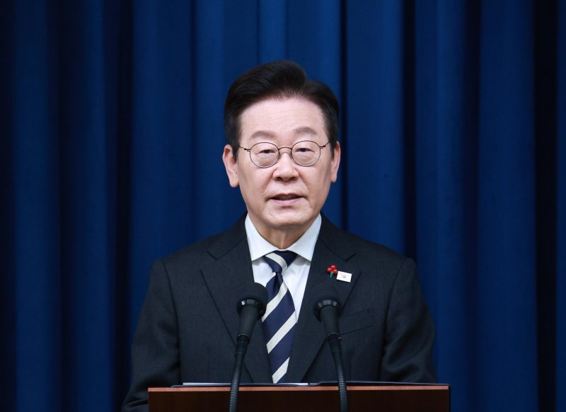 [서울=뉴시스] 고범준 기자 = 이재명 대통령이 3일 서울 용산 대통령실 청사에서 '빛의 혁명 1주년, 대통령 대국민 특별성명'을 발표를 하고 있다. 2025.12.03. bjko@newsis.com