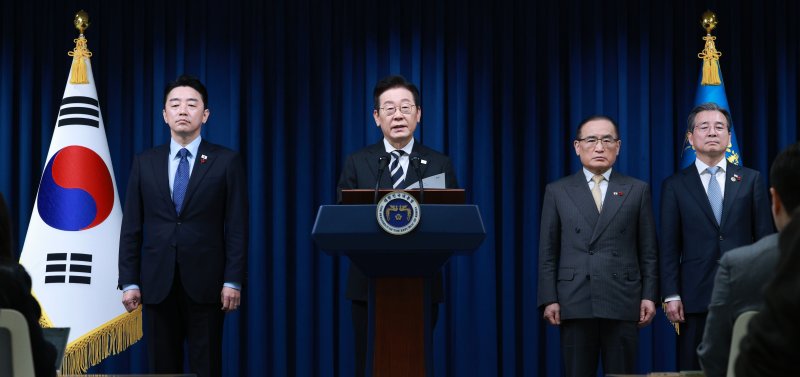 [서울=뉴시스] 고범준 기자 = 이재명 대통령이 3일 서울 용산 대통령실 청사에서 '빛의 혁명 1주년, 대통령 대국민 특별성명' 발표를 하고 있다. 2025.12.03. bjko@newsis.com