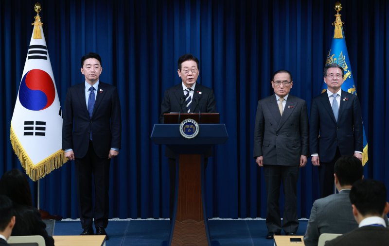 [서울=뉴시스] 고범준 기자 = 이재명 대통령이 3일 서울 용산 대통령실 청사에서 '빛의 혁명 1주년, 대통령 대국민 특별성명' 발표를 하고 있다. 2025.12.03. bjko@newsis.com