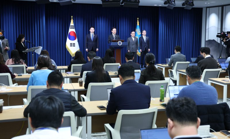 [서울=뉴시스] 고범준 기자 = 이재명 대통령이 3일 서울 용산 대통령실 청사에서 '빛의 혁명 1주년, 대통령 대국민 특별성명' 발표를 하고 있다. 2025.12.03. bjko@newsis.com