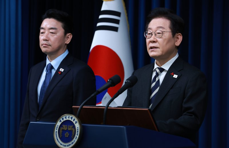 [서울=뉴시스] 고범준 기자 = 이재명 대통령이 3일 서울 용산 대통령실 청사에서 '빛의 혁명 1주년, 대통령 대국민 특별성명' 발표를 하고 있다. 2025.12.03. bjko@newsis.com