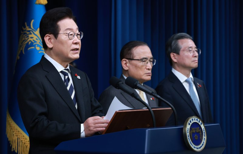 [서울=뉴시스] 고범준 기자 = 이재명 대통령이 3일 서울 용산 대통령실 청사에서 '빛의 혁명 1주년, 대통령 대국민 특별성명' 발표를 하고 있다. 2025.12.03. bjko@newsis.com