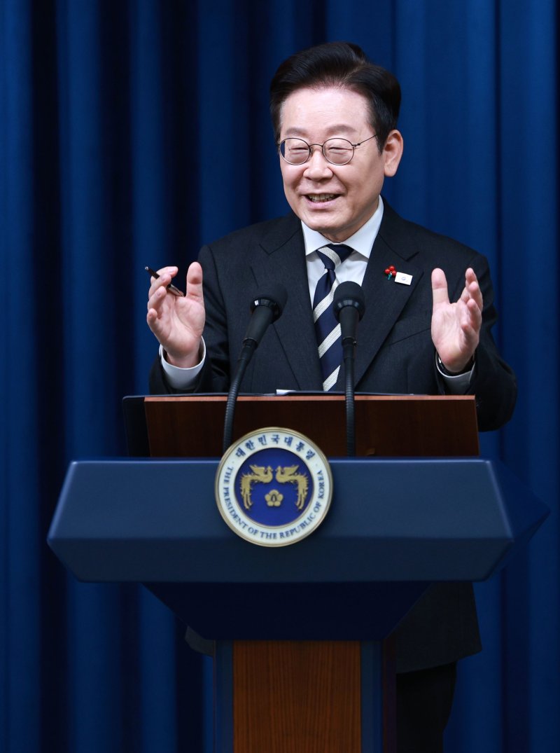 [서울=뉴시스] 고범준 기자 = 이재명 대통령이 3일 서울 용산 대통령실 청사에서 열린 '빛의 혁명 1주년, 대통령 대국민 특별성명' 발표를 마치고 취재진 질문에 답변하고 있다. 2025.12.03. bjko@newsis.com