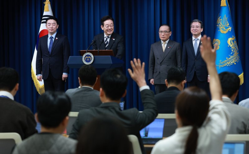 [서울=뉴시스] 고범준 기자 = 이재명 대통령이 3일 서울 용산 대통령실 청사에서 열린 '빛의 혁명 1주년, 대통령 대국민 특별성명' 발표를 마치고 취재진 질문을 받고 있다. 2025.12.03. bjko@newsis.com