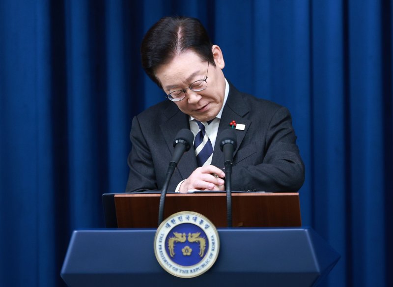 [서울=뉴시스] 고범준 기자 = 이재명 대통령이 3일 서울 용산 대통령실 청사에서 '빛의 혁명 1주년, 대통령 대국민 특별성명' 발표를 마치고 시계를 보고 있다. 2025.12.03. bjko@newsis.com