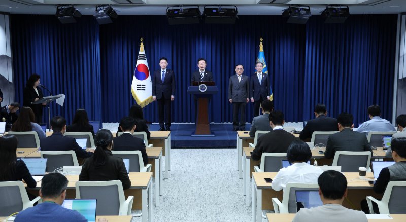 [서울=뉴시스] 고범준 기자 = 이재명 대통령이 3일 서울 용산 대통령실 청사에서 '빛의 혁명 1주년, 대통령 대국민 특별성명' 발표를 하고 있다. 2025.12.03. bjko@newsis.com