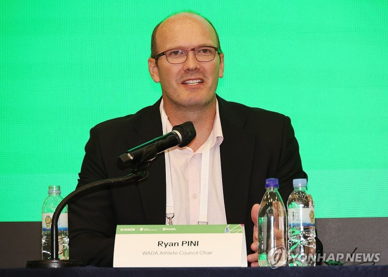 질문에 답하는 라이언 피니 선수 위원장 (출처=연합뉴스)