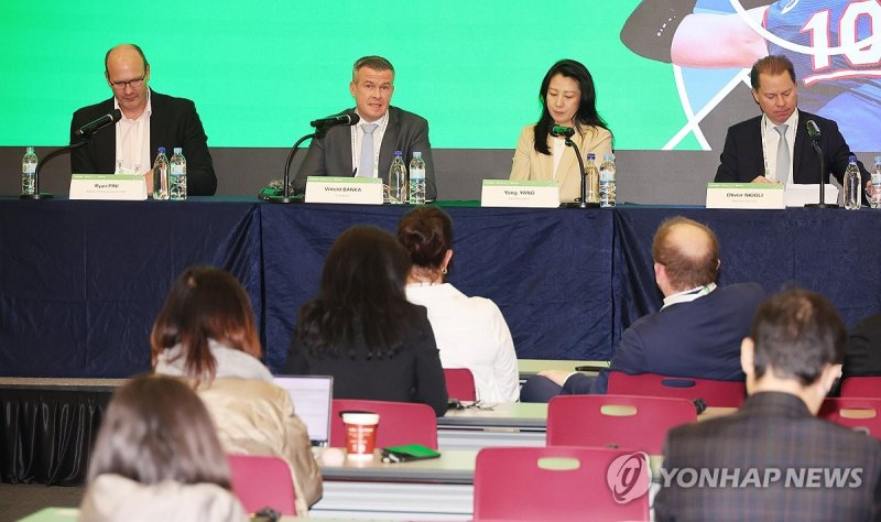 질문에 답하는 위톨드 반카 WADA 회장 (출처=연합뉴스)