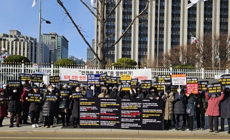 3일 오전 서울 종로구 정부서울청사 본관 앞에서 신길뉴타운 비상대책위원회 주민 70여명이 수색·광명 고속철도 신길뉴타운 관통 노선 재검토를 요구하며 집회를 열고 있다. 사진=신길뉴타운 비대위