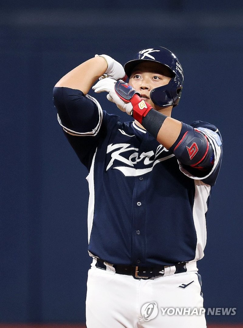 한동희 '적시타 세리머니' (출처=연합뉴스)