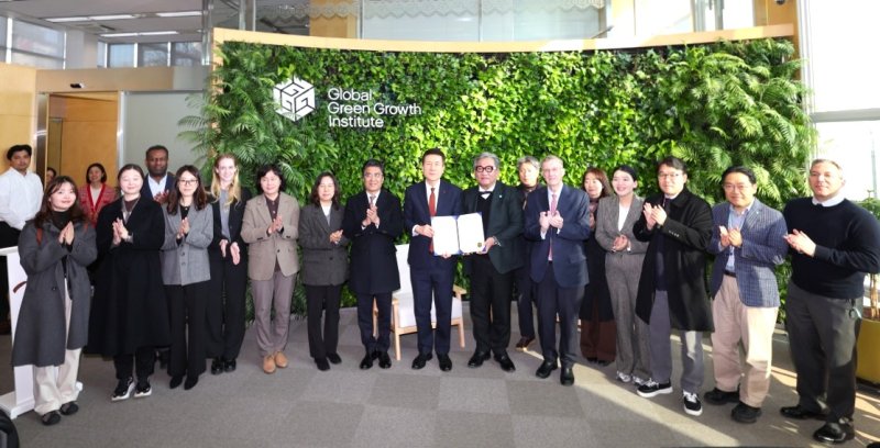 [포항=뉴시스] 송종욱 기자 = 지난 2일 서울에 있는 글로벌 녹색성장기구(GGGI) 뉴 프론티어 그룹(NFG) 가입 증서 전달식에서 포항시가 가입 증서를 받은 후 이강덕 포항시장과 김상협 GGGI 사무총장 등 참석자가 기념 촬영을 하고 있다. (사진=포항시 제공) 2025.12.03. photo@newsis.com