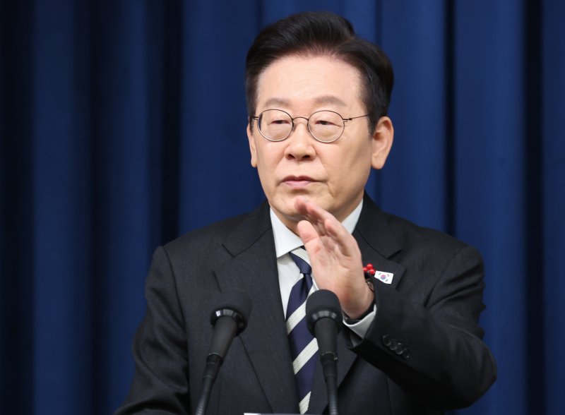 이재명 대통령이 3일 서울 용산 대통령실 청사에서 ‘빛의 혁명 1주년, 대통령 대국민 특별성명’을 발표한 뒤 취재진 질문에 답하고 있다. 뉴스1