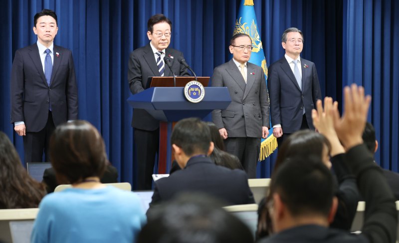 이재명 대통령이 3일 서울 용산 대통령실 청사에서 ‘빛의 혁명 1주년, 대통령 대국민 특별성명’을 발표한 뒤 취재진 질문을 받고 있다. 2025.12.3/뉴스1 ⓒ News1 허경 기자