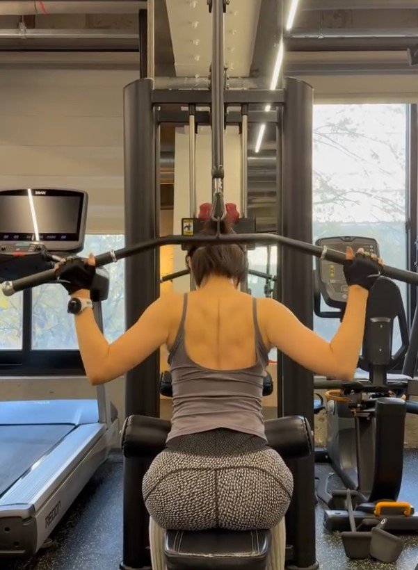 손예진, 탄탄한 등 근육…헬스장서 건강美