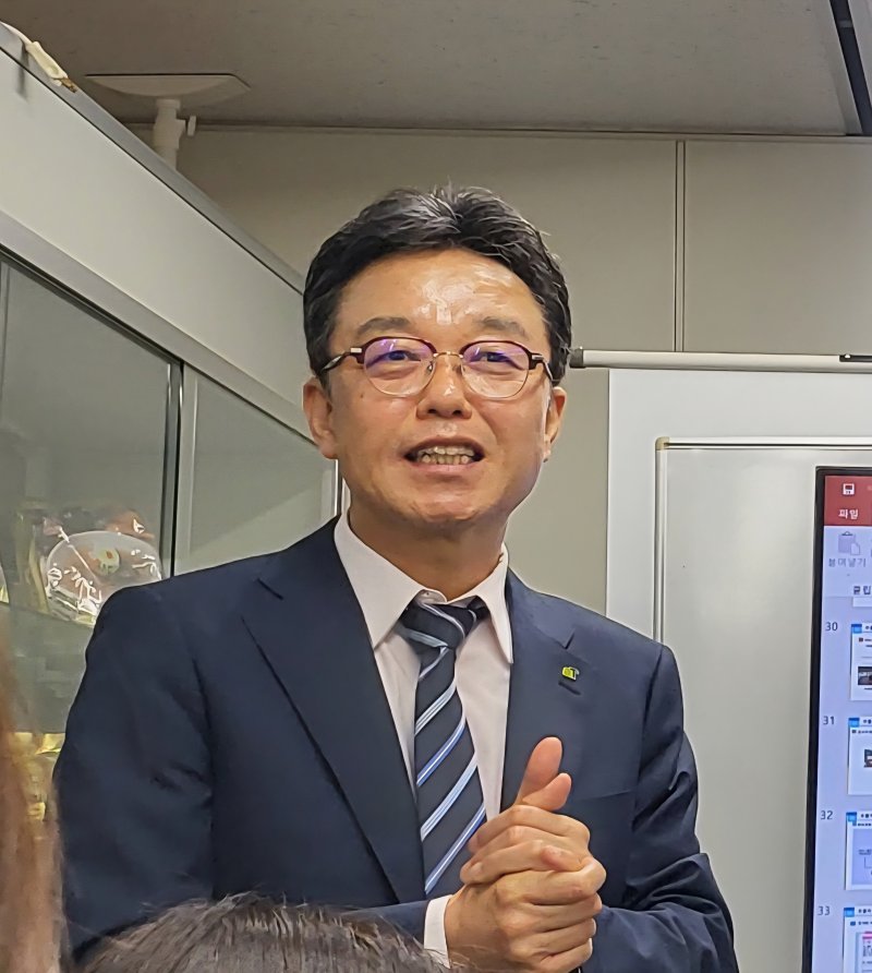 [오사카=뉴시스] 권현주 한국농수산식품유통공사(aT) 오사카지사장이 28일 일본 aT 오사카지사에서 농림축산식품부 취재단에게 대일수출 현황을 설명하고 있다. (사진=임소현 기자) *재판매 및 DB 금지