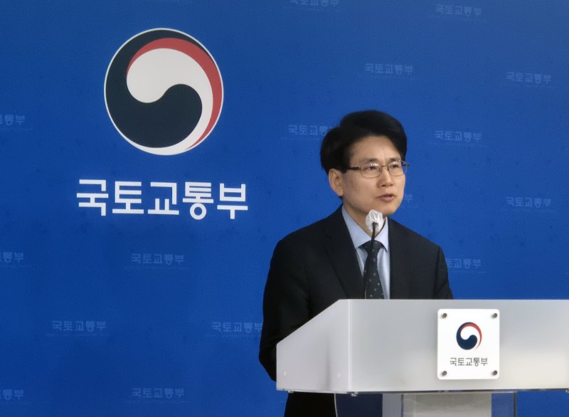 [세종=뉴시스] 홍찬선 기자 = 김태병 국토부 기술안전정책관이 3일 세종정부청사에서 지난 3월 발생한 서울 명일동 땅꺼짐 조사 결과에 대한 브리핑을 하고 있다. 2025.12.03 mania@newsis.com *재판매 및 DB 금지