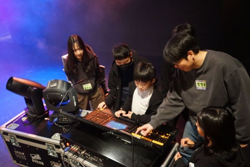 [사진2] 2025 꿈의 극단 기획형 프로젝트 _무대 뒤 주인공들_ 교육 현장사진