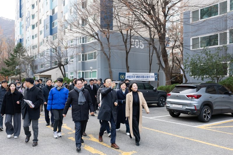 평촌신도시 선도지구 정비 사업장 방문한 김윤덕 국토장관(맨 앞줄 가운데) (출처=연합뉴스)