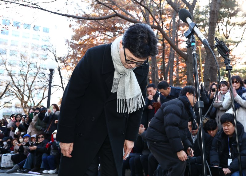 [서울=뉴시스] 김명년 기자 = 한동훈 국민의힘 전 대표가 3일 오후 서울 여의도 국회 경내에서 열린 12.3 비상계엄 1주년 기자회견에서 고개 숙여 사과하고 있다. 2025.12.03. kmn@newsis.com