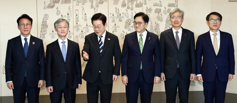 서울=뉴시스] 고범준 기자 = 이재명 대통령이 3일 서울 용산 대통령실 청사에서 열린 5부 요인 초청 오찬에서 기념촬영을 마치고 자리 안내를 하고 있다. 왼쪽부터 김민석 국무총리, 조희대 대법원장, 이 대통령, 우원식 국회의장, 김상환 헌법재판소장, 노태악 중앙선거관리위원장. (대통령실통신사진기자단) 2025.12.03. bjko@newsis.com