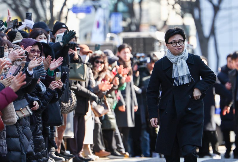 [서울=뉴시스] 김명년 기자 = 한동훈 국민의힘 전 대표가 3일 오후 서울 여의도 국회 경내에서 12.3 비상계엄 1주년 기자회견을 하고 위해 이동하고 있다. 2025.12.03. kmn@newsis.com