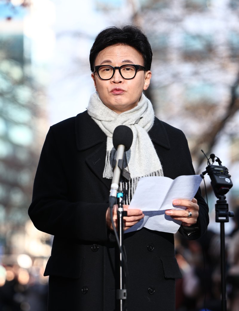 [서울=뉴시스] 김명년 기자 = 한동훈 국민의힘 전 대표가 3일 오후 서울 여의도 국회 경내에서 열린 12.3 비상계엄 1주년 기자회견에서 발언하고 있다. 2025.12.03. kmn@newsis.com