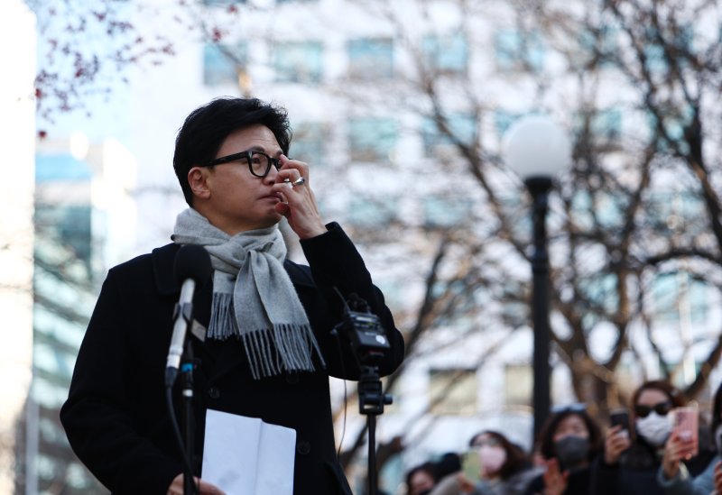 [서울=뉴시스] 김명년 기자 = 한동훈 국민의힘 전 대표가 3일 오후 서울 여의도 국회 경내에서 열린 12.3 비상계엄 1주년 기자회견에서 안경을 만지고 있다. 2025.12.03. kmn@newsis.com