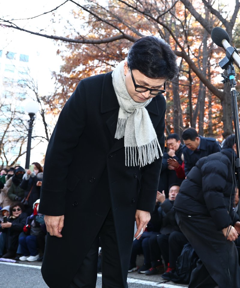 [서울=뉴시스] 김명년 기자 = 한동훈 국민의힘 전 대표가 3일 오후 서울 여의도 국회 경내에서 열린 12.3 비상계엄 1주년 기자회견에서 고개 숙여 사과하고 있다. 2025.12.03. kmn@newsis.com