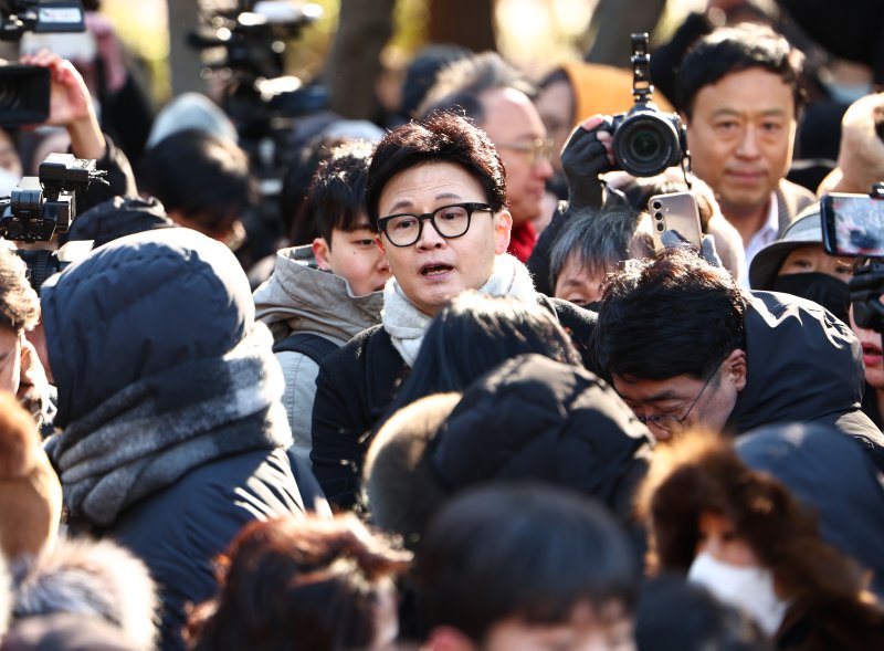 [서울=뉴시스] 김명년 기자 = 한동훈 국민의힘 전 대표가 3일 오후 서울 여의도 국회 경내에서 열린 12.3 비상계엄 1주년 기자회견에서 발언을 마치고 이동하고 있다. 2025.12.03. kmn@newsis.com