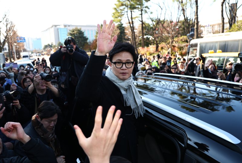 [서울=뉴시스] 김명년 기자 = 한동훈 국민의힘 전 대표가 3일 오후 서울 여의도 국회 경내에서 열린 12.3 비상계엄 1주년 기자회견에서 이동하며 지지자들과 인사하고 있다. 2025.12.03. kmn@newsis.com