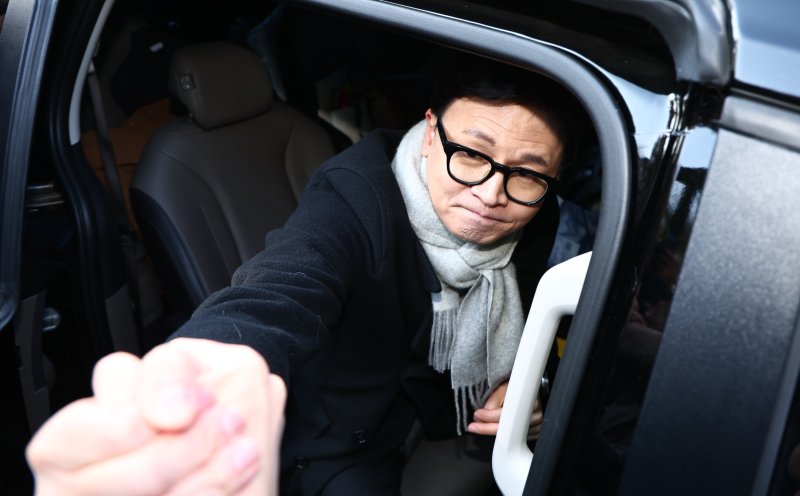 [서울=뉴시스] 김명년 기자 = 한동훈 국민의힘 전 대표가 3일 오후 서울 여의도 국회 경내에서 열린 12.3 비상계엄 1주년 기자회견에서 이동하며 지지자들과 인사하고 있다. 2025.12.03. kmn@newsis.com