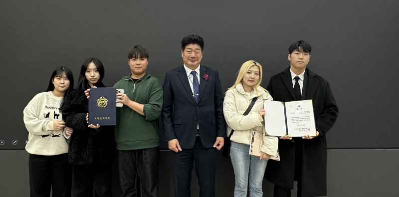 [대전=뉴시스] 우송대 외식조리학부 외식,조리경영전공 학생들 기념촬영. (사진=우송대 제공) 2025.12.03. photo@newsis.com *재판매 및 DB 금지