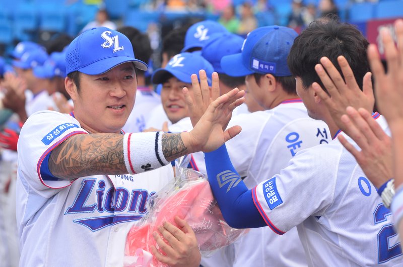 【대구=뉴시스】김동민 기자 = 10일 오후 대구시 수성구 삼성라이온즈파크에서 열린 ‘2016 타이어뱅크 KBO 리그’ 삼성 라이온즈와 NC 다이노스의 경기에 앞서 최형우 사이클링 히트, 이승엽 KBO 통산 최다타점, 조동찬 1000경기 출장 기념 KBO 시상식이 열렸다. KBO 시상식 후 최형후가 동료들과 하이파이브를 하고 있다. 2016.09.10. life@newsis.com