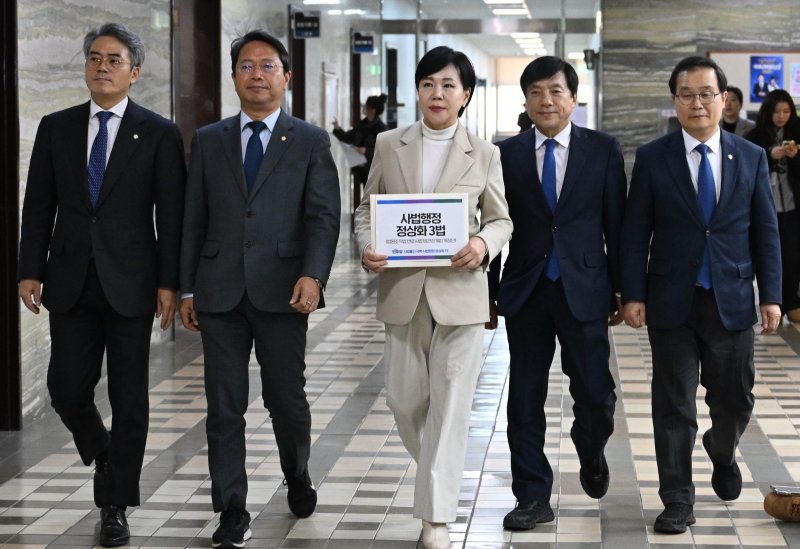 전현희 더불어민주당 사법불신 극복·사법행정 정상화 TF 위원장과 위원들이 3일 서울 여의도 국회 의안과에 사법행정 정상화 3법을 제출하기 위해 이동하고 있다. 왼쪽부터 김기표, 김승원, 전 위원장, 이성윤, 이건태 의원. 뉴스1