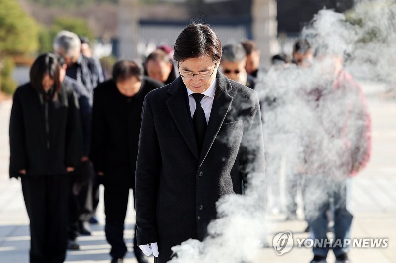 '12·3 비상계엄 1년' 오월 영령 찾은 국민의힘 조경태 의원 (출처=연합뉴스)