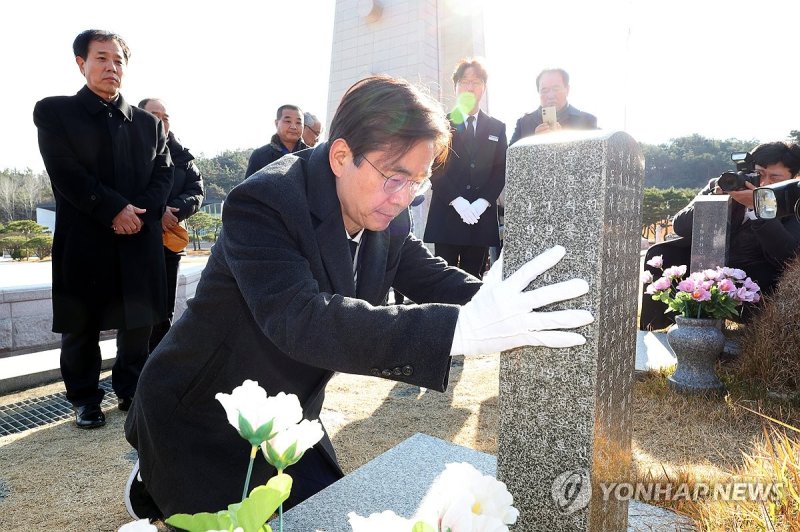 오월 영령에 무릎 끓은 국민의힘 조경태 의원 (출처=연합뉴스)