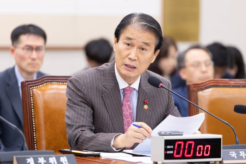 지난 3일 서울 여의도 국회에서 열린 제429회국회(정기회) 법제사법위원회 제16차 전체회의에서 권오을 국가보훈부 장관이 의원 질의에 답변하고 있다. 뉴스1