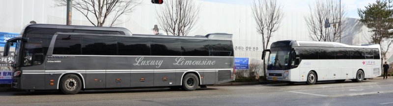 전북 도청 인근에 출발을 준비하고 있는 탄핵 버스.(검찰개혁전북시민모임 제공. 재판매 및 DB 금지)