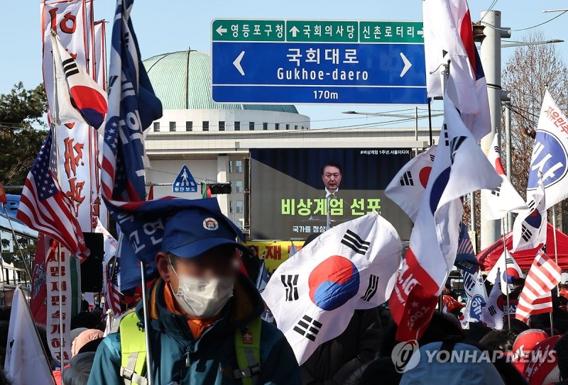 12ㆍ3 비상계엄 1주년, 국회 앞에서 재생되는 비상계엄 선포 영상 (출처=연합뉴스)