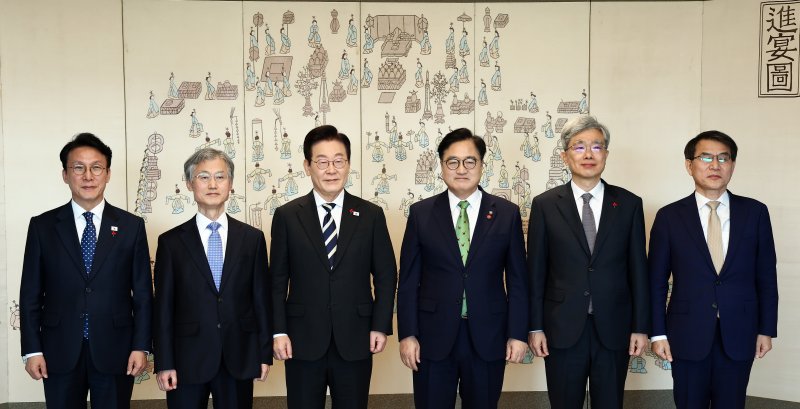 서울=뉴시스] 고범준 기자 = 이재명 대통령이 3일 서울 용산 대통령실 청사에서 열린 5부 요인 초청 오찬에서 기념촬영을 하고 있다. 왼쪽부터 김민석 국무총리, 조희대 대법원장, 이 대통령, 우원식 국회의장, 김상환 헌법재판소장, 노태악 중앙선거관리위원장. (대통령실통신사진기자단) 2025.12.03. bjko@newsis.com