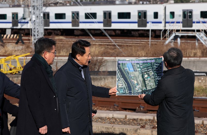 [서울=뉴시스] 홍효식 기자 = 오세훈 서울시장이 3일 오후 서울 노원구 창동차량기지에서 열린 진접차량기지 시험운행 개시 기념식 참석에 앞서 브리핑을 듣고 있다. 2025.12.03. yesphoto@newsis.com