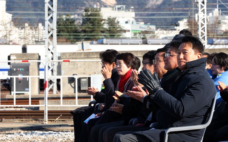[서울=뉴시스] 홍효식 기자 = 오세훈 서울시장이 3일 오후 서울 노원구 창동차량기지에서 진접차량기지 시험운행 개시 기념식에 참석해 박수치고 있다. 2025.12.03. yesphoto@newsis.com