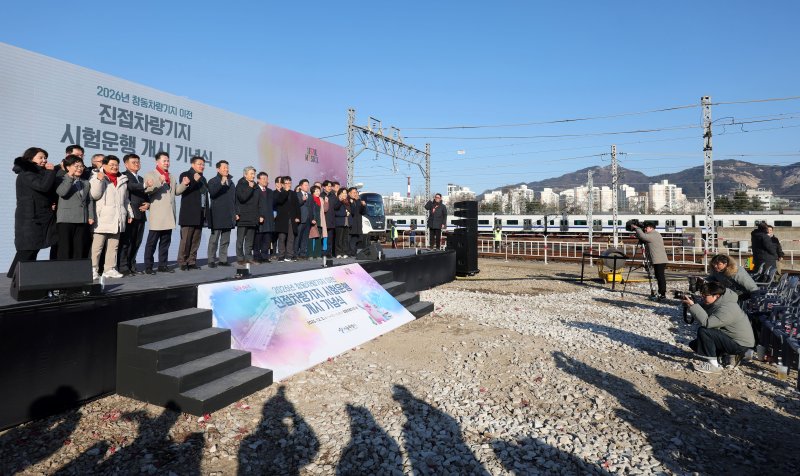 [서울=뉴시스] 홍효식 기자 = 오세훈 서울시장이 3일 오후 서울 노원구 창동차량기지에서 진접차량기지 시험운행 개시 기념식에 참석해 내빈들과 기념촬영하고 있다. 2025.12.03. yesphoto@newsis.com