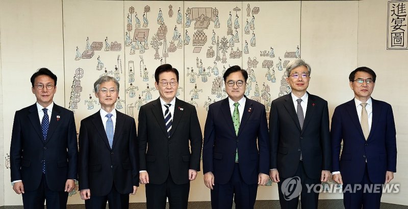 이재명 대통령, 5부 요인과 기념촬영 (출처=연합뉴스)