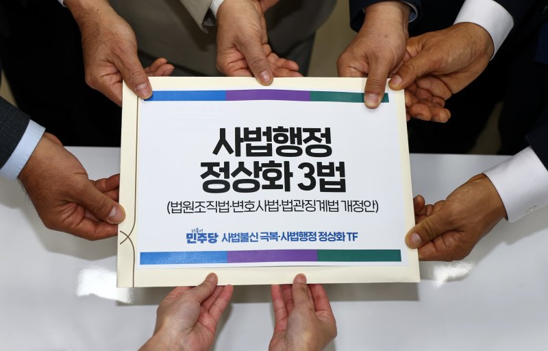 전현희 더불어민주당 사법불신 극복·사법행정 정상화 TF 위원장이 3일 서울 여의도 국회 의안과에 사법행정 정상화 3법을 제출하고 있다. (공동취재) 2025.12.3/뉴스1 ⓒ News1 유승관 기자