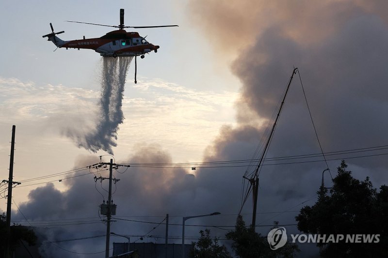 토평공단 화재현장에 투입된 소방헬기 (출처=연합뉴스)