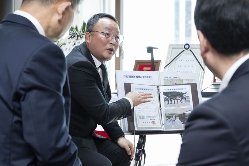 조해학 국방부유해발굴감식단장 직무대리(육군 중령)가 행사에 참석한 유가족에게 고 이지건 일병의 참전경로, 전사통지서, 유해의 발굴과정 등을 설명하고 있다. 국방부 제공